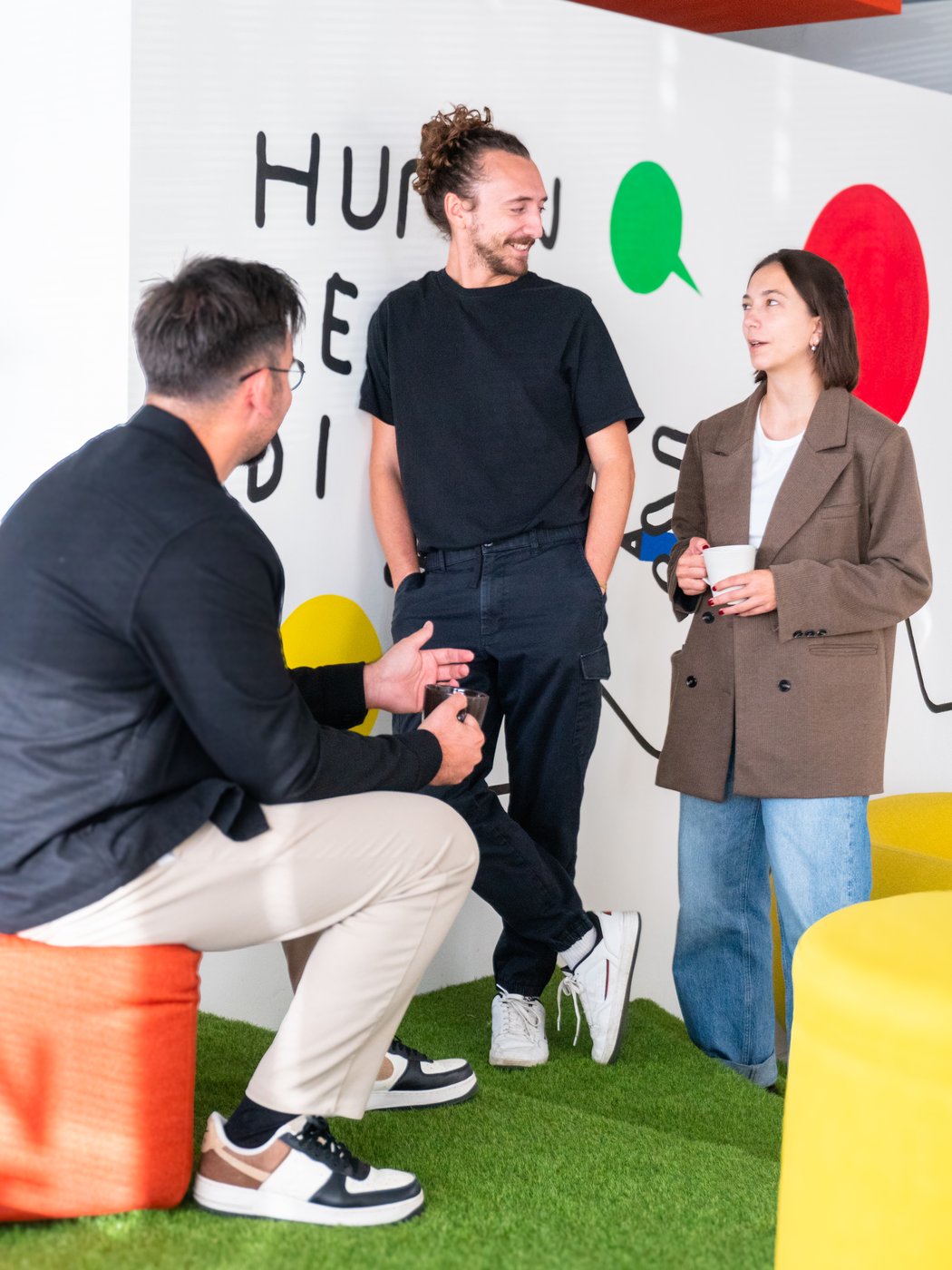 Colleghi che discutono armoniosamente tra loro