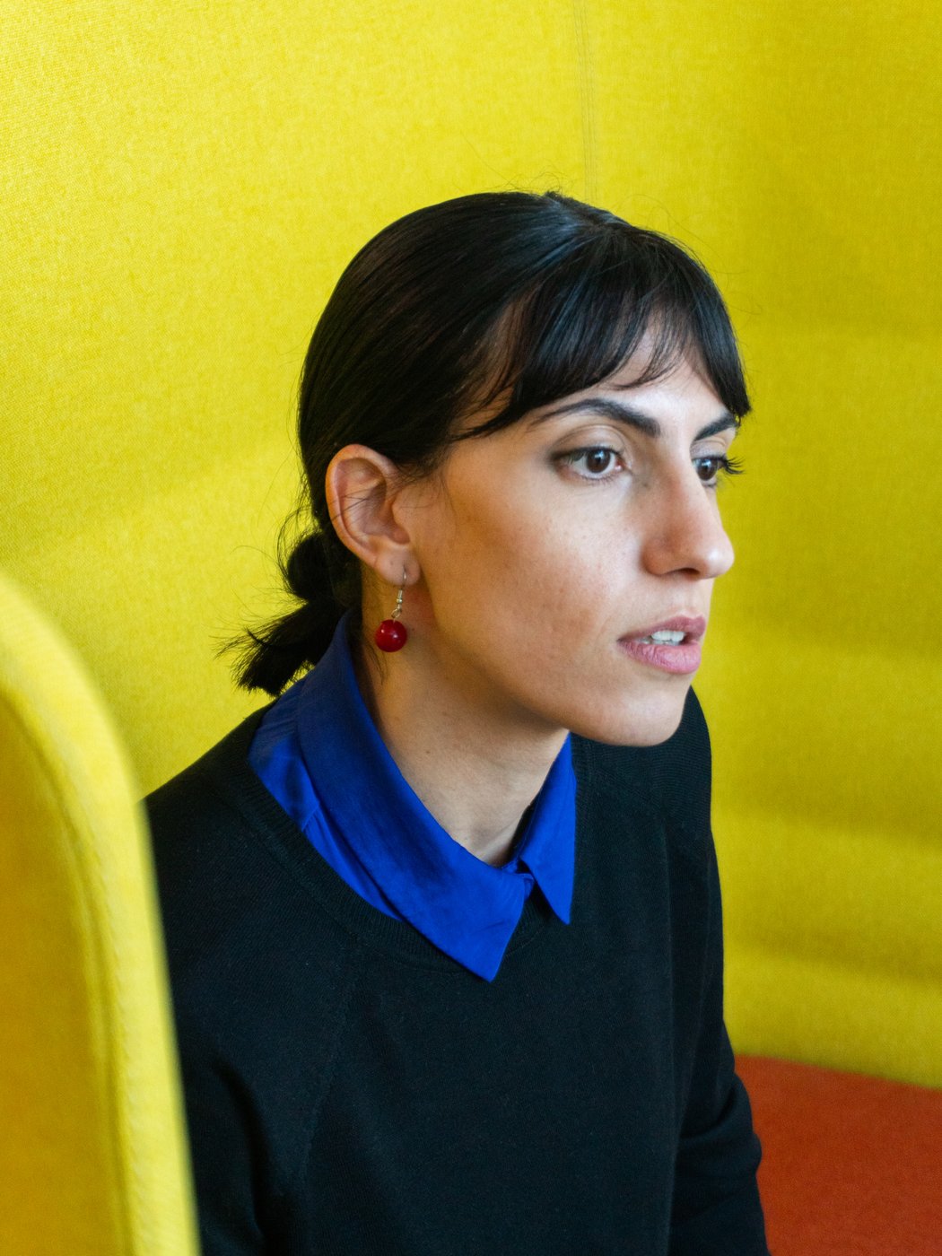 Primo piano di una donna con sfondo giallo.