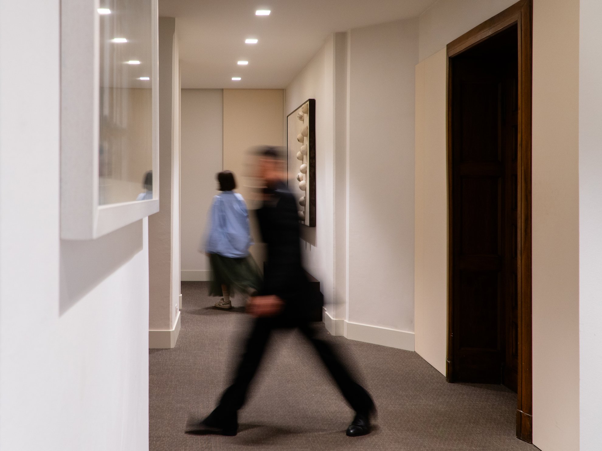 Tram storico giallo in transito in una strada cittadina.