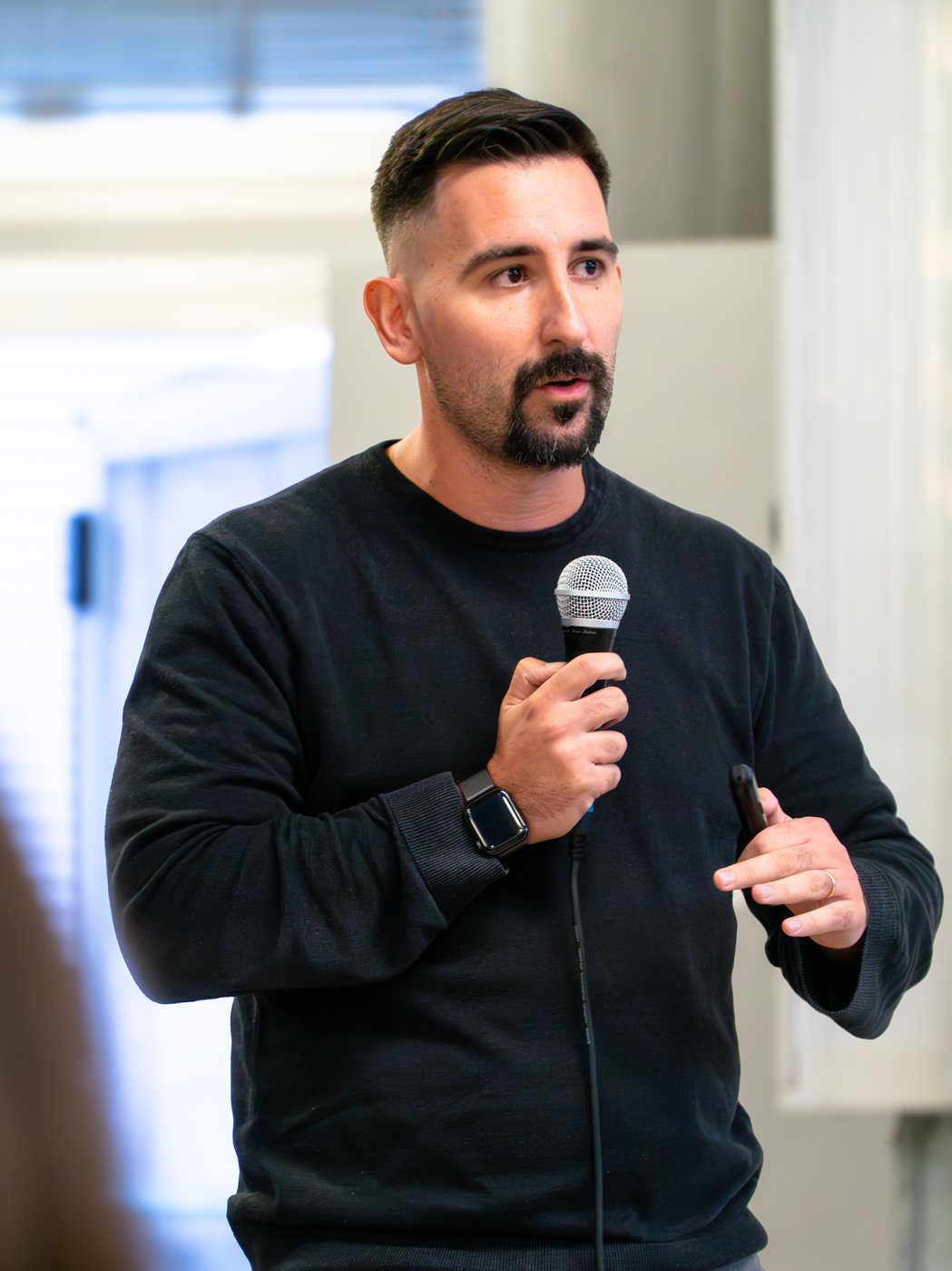 Director che fa uno speech nella sede Lotrèk Pistoia