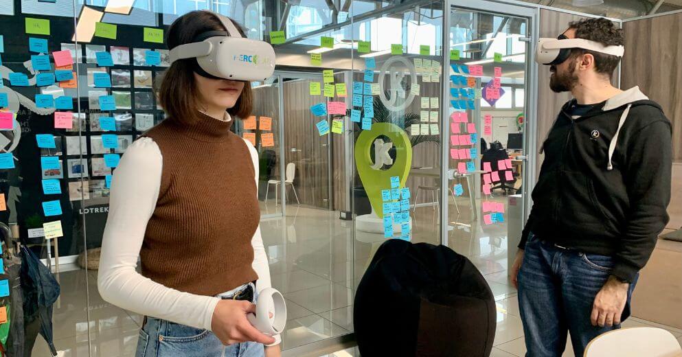 AR e VR nel Digital Marketing-- Eleonora prova i VR