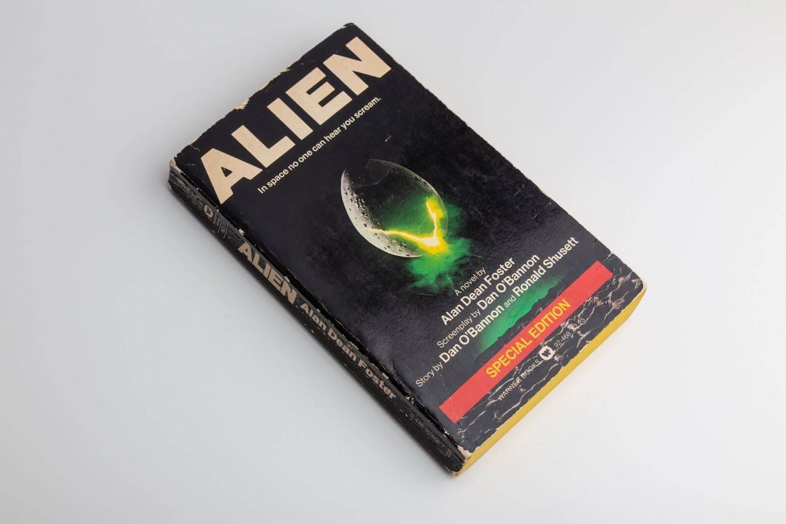 Alien, testo di Alan Dean Foster Alien, testo di Alan Dean Foster
