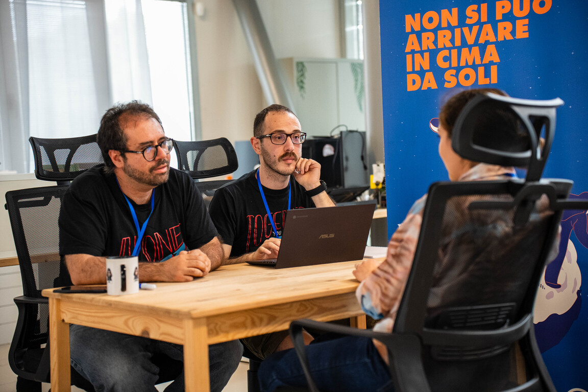 Foto del team di Lotrèk durante il colloquio conoscitivo al Connettivo Day