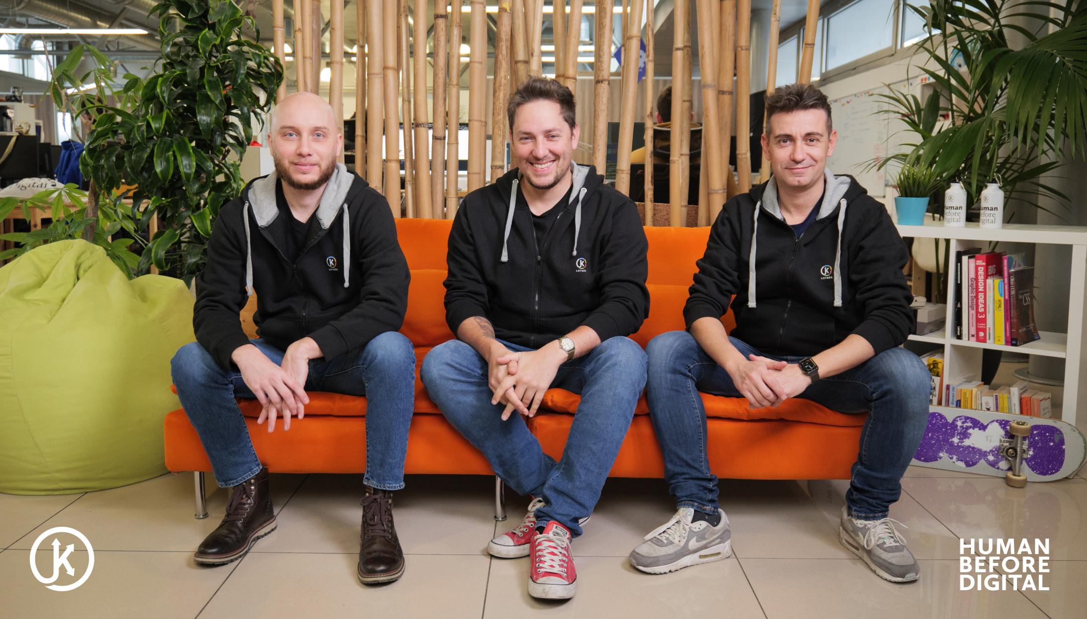 Davide, Filippo e Simone siedono sorridenti negli uffici di Pistoia a Lotrèk