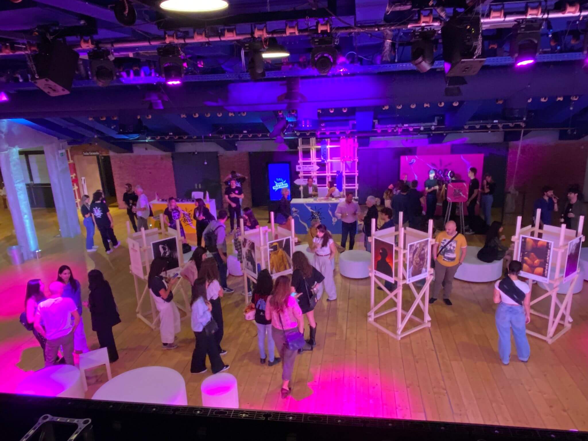 IF!-Italians-Festival-2023-Lotrèk-hall-fotografie Sala principale con esposte fotografie artistiche