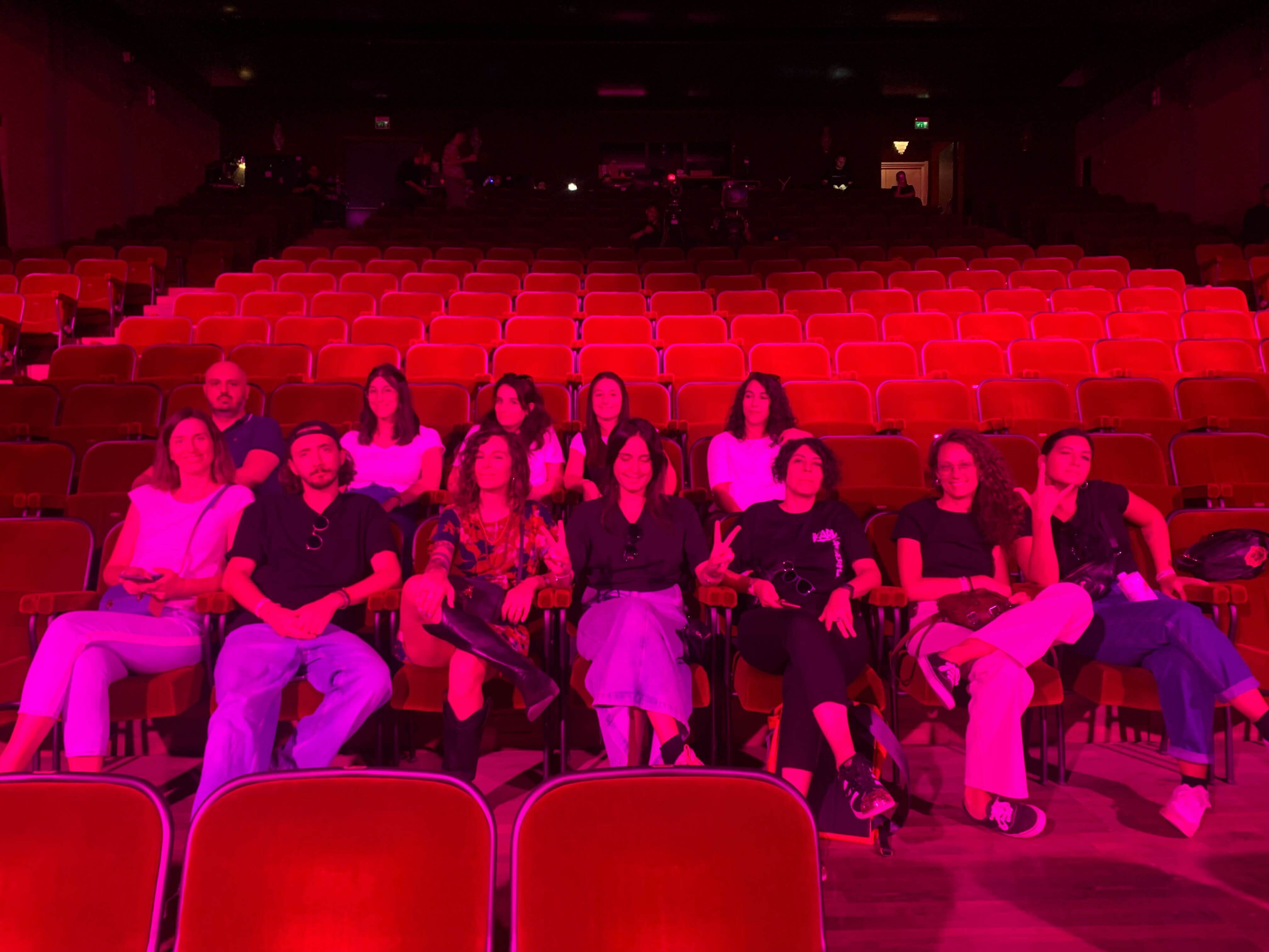 Lotrek_IF_team_comunicazione_talk foto del team comunicazione di Lotrèk seduto in sala in attesa dei talk