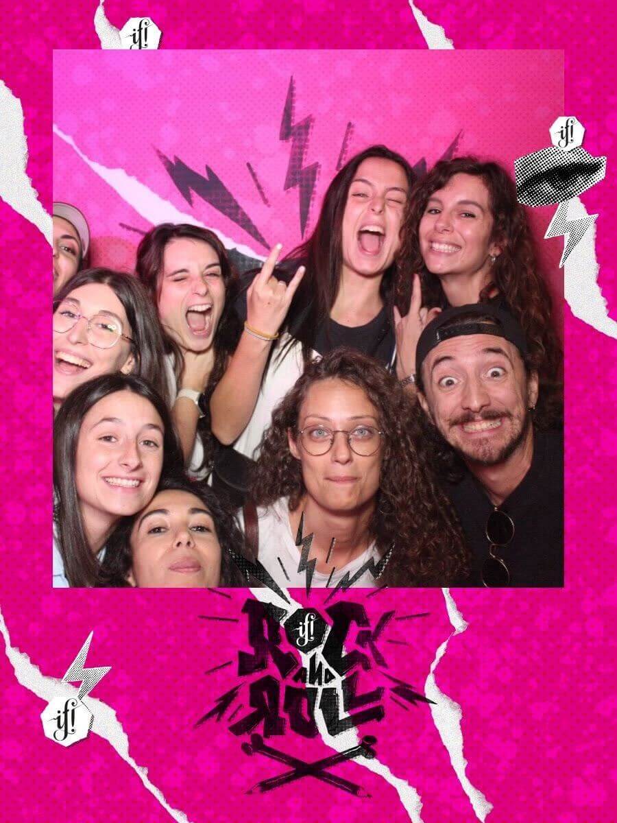 Lotrek_IF_team_comunicazione_ il team di comunicazione di Lotrèk fa una fotografia con brand evento