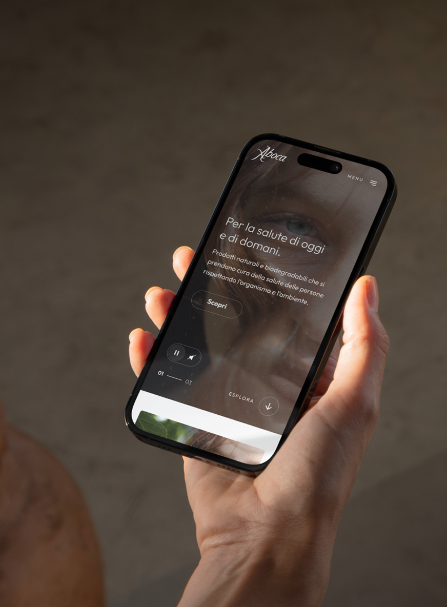 Logo B Corp su sfondo di foresta.