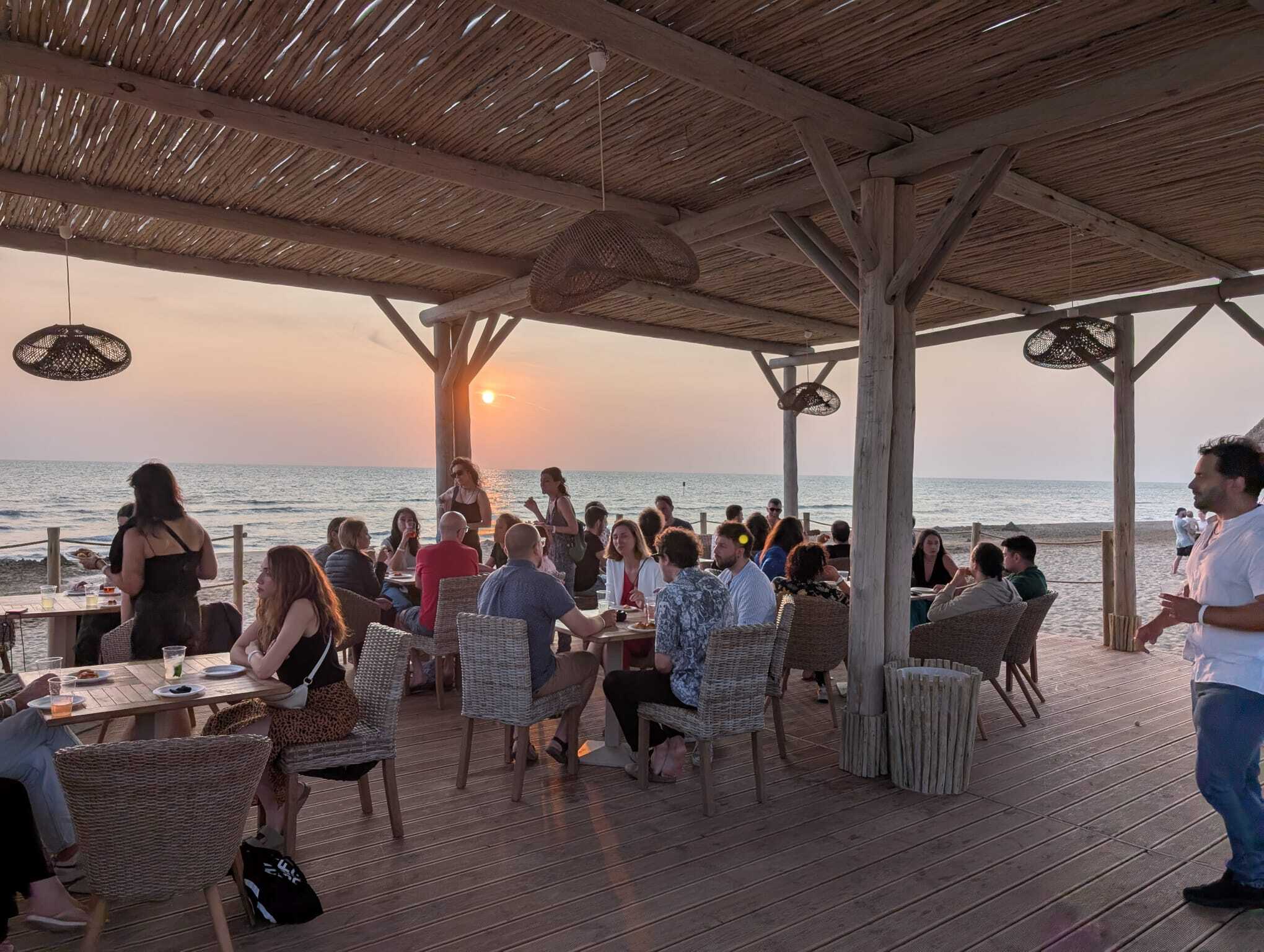 Un gruppo di persone con magliette NERO e occhiali da sole si diverte all'aperto.