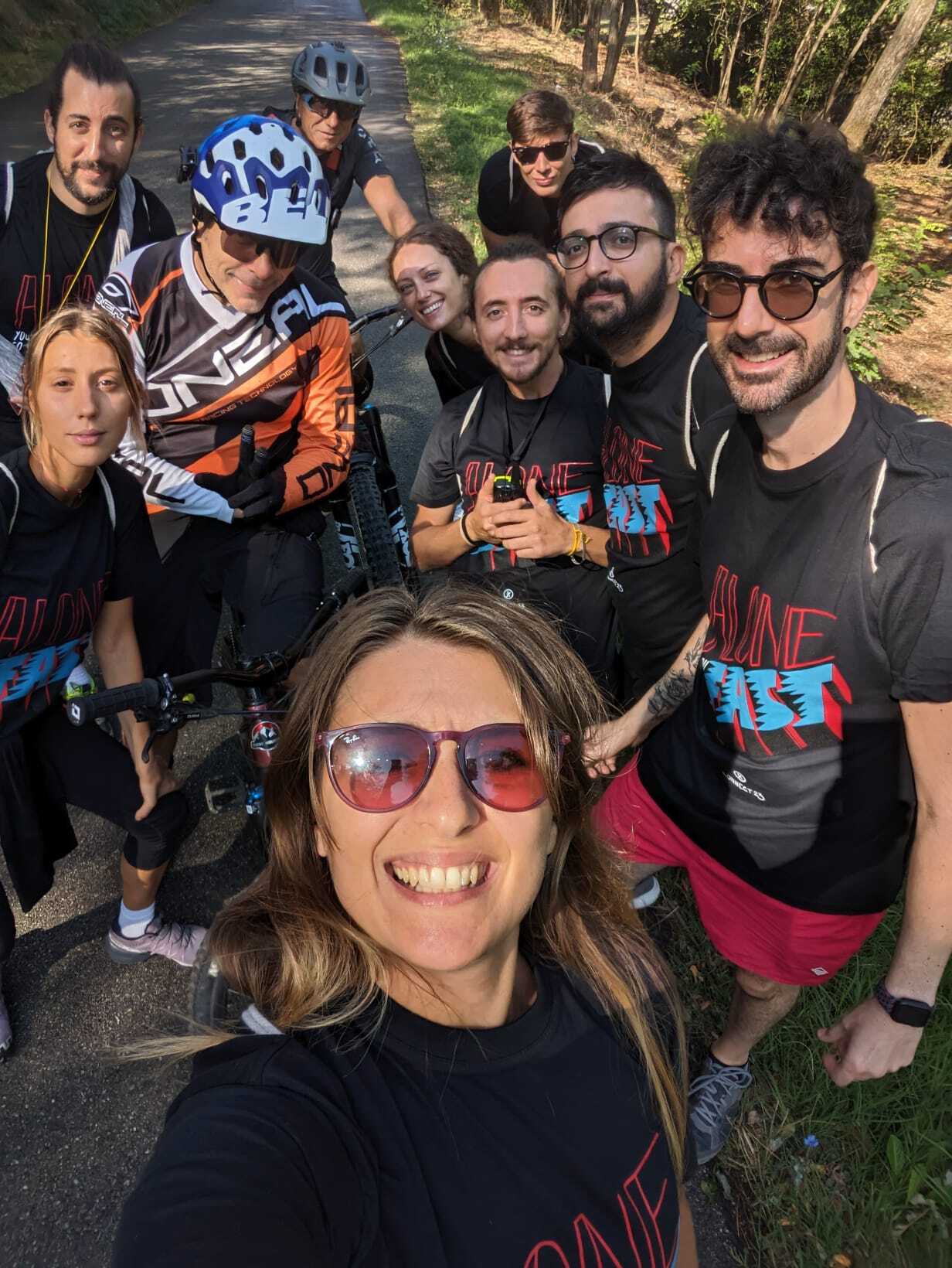 Un gruppo di persone siede ai tavoli di un ristorante sulla spiaggia al tramonto.