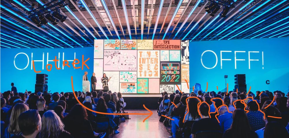 Pubblico seduto in sala ascolta una conferenza all'OFFF Festival