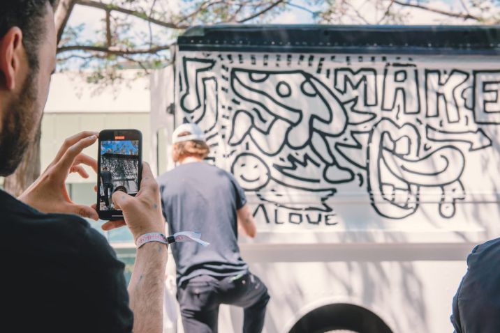 Artista disegna murales durante l'OFFF Festival